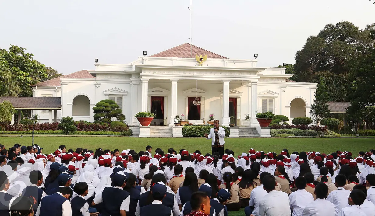 Sejumlah murid sekolah dasar berkumpul di halaman Istana, Jakarta, Rabu (17/8). Sebanyak 500 pelajar menikmati membaca dan mendengarkan dongeng di halaman istana untuk memperingati Hari Buku Nasional. (Liputan6.com/Angga Yuniar)