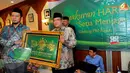 Sebuah kaligrafi bertulisakan Nadlatul Ulama diberikan panitia kepada Ketua PNBU Said Agil Siraj (Liputan6.com/Faisal R Syam).