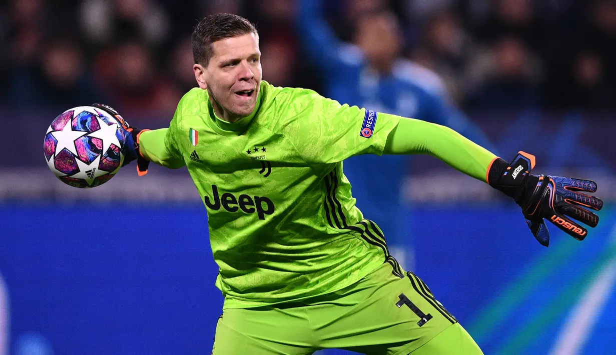 Wojciech Szczesny. Kiper berusia 32 tahun berpostur 1,96 meter ini telah 5 musim memperkuat Juventus usai didatangkan dari Arsenal awal 2017/2018 untuk melapis Gianluigi Buffon. Usai Buffon pensiun di akhir 2017/2018, ia langsung menjadi pilihan utama di bawah mistar hingga kini. (AFP/Franck Fife)
