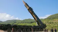 Pemimpin Korut, Kim Jong-un mengecek persiapan peluncuran rudal balistik antarbenua Hwasong-14, ICBM, di barat laut Korea Utara, 4 Juli 2017. Korea Utara mengklaim telah menguji rudal balistik antarbenua. (KRT via AP Video)