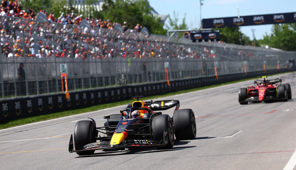 Usai momen tersebut, Carlos Sainz mampu memberi tekanan kepada Max Verstappen selama 15 lap terakhir, meski akhirnya harus merelakan Max Verstappen menyentuh garis finis terlebih dahulu dengan keunggulan hampir 1 detik di depan. (Getty Images via AFP/Clive Rose)
