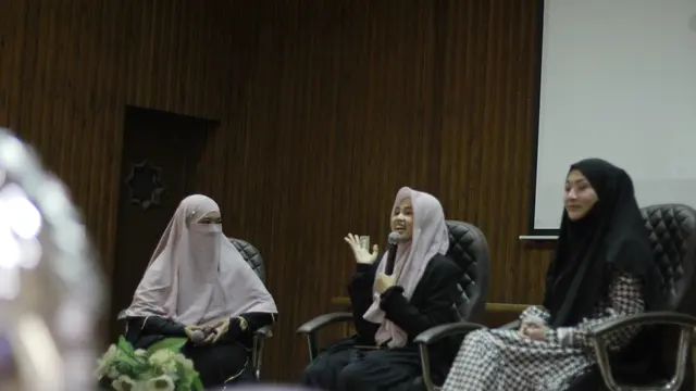 Hanifa Minhajil (tengah), WNI di Mesir yang tengah menempuh pendidikan S1 di Universitas Al-Azhar. (Dok. Narasumber)