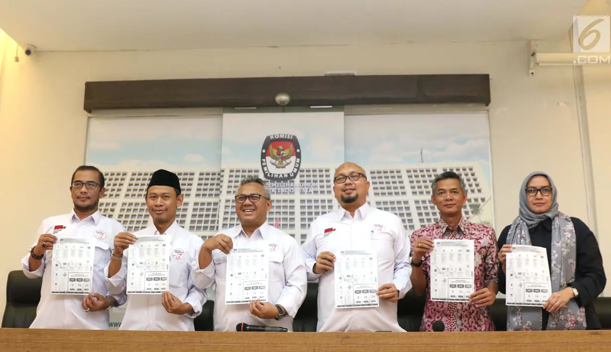 Komisioner KPU menunjukkan rilis 49 Caleg Berstatus Mantan Terpidana Korupsi pada Pemilu 2019 di Jakarta, Rabu (30/1). Hal ini berdasarkan ketentuan pasal 182 dan 240 UU Nomor 7 tahun 2017. (Liputan6.com/Helmi Fithriansyah)