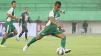 Manahati Lestusen saat beraksi bersama PS TNI pada turnamen Piala Jenderal Sudirman. (Bola.com/Nicklas Hanoatubun)