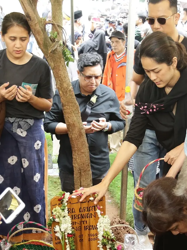 [Fimela] Pemakaman Ria Irawan