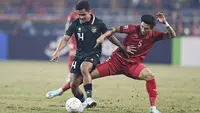 Pemain Vietnam, Doan Van Hau, berebut bola dengan pemain Timnas Indonesia, Asnawi Mangkualam, pada laga leg kedua semifinal Piala AFF 2022 di Stadion Nasional My Dinh,  Senin (9/1/2023). (AP Photo/Nguyen Manh Quan)
