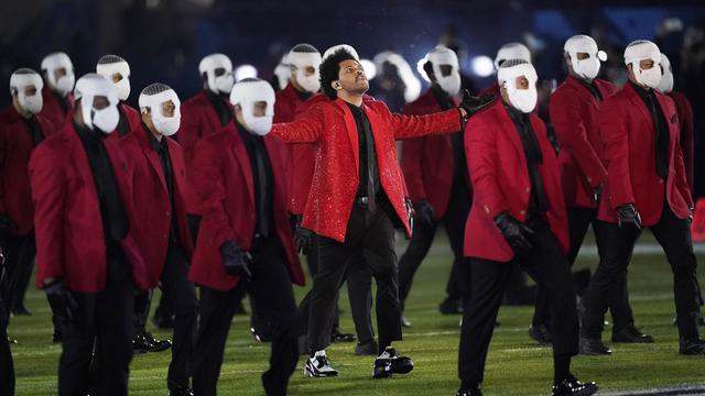 The Weeknd saat tampil di Super Bowl 2021 Halftime Show. (AP Photo/Ashley Landis)