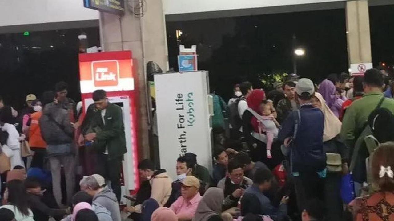 Penumpang Menumpuk di Stasiun Tanah Abang dan Palmerah Imbas Pohon Tumbang