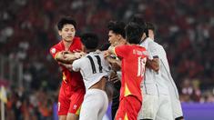 Para pemain Timnas Indonesia U-23 terlibat perkelahian dengan pemain dari Vietnam pada final Piala AFF U-23 2025 yang berlansung di Stadion Utama Gelora Bung Karno, Selasa (29/7/2025) malam WIB.