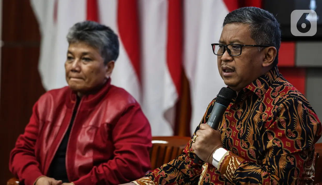 Sekjen PDI Perjuangan Hasto Kristiyanto (kanan) saat menjadi pembicara dalam Seminar Nasional di Sekolah Partai PDI Perjuangan, Lenteng Agung, Jakarta, Kamis (2/3/2023). Hasto mengingatkan pentingnya meningkatkan kesadaran hingga kewaspadaan dari pemerintahan daerah serta warga terhadap bahaya bencana alam, khususnya bencana bumi serta tsunami. (Liputan6.com/Johan Tallo)
