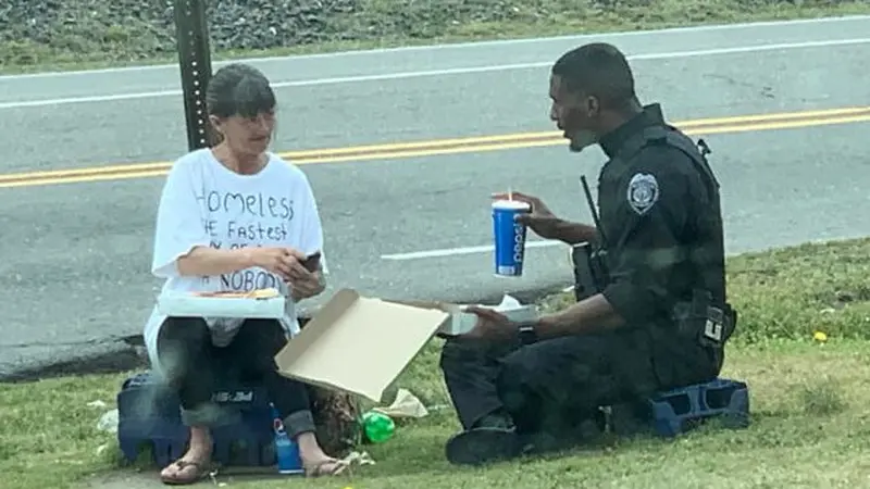 Viral, Polisi Makan Siang Bersama Wanita Tunawisma di Pinggir Jalan