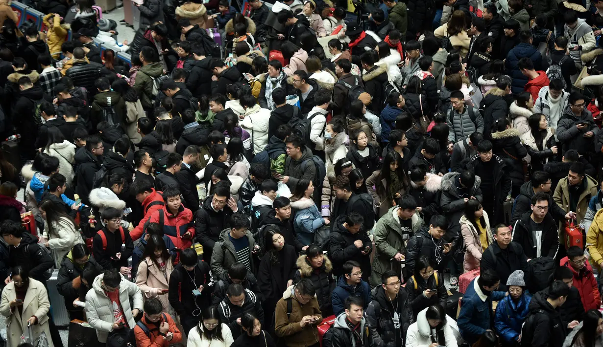 Suasana sebuah stasiun di Hangzhou, Provinsi Zhejiang, China, Minggu (10/2). Pulang ke kampung halaman menjadi tradisi warga China saat Tahun Baru Imlek. (Chinatopix via AP)