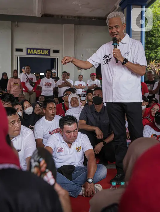 Ganjar tampil menggunakan kemeja putih bertuliskan “Sat-Set” dengan gambar jari menunjukkan angka tiga. (Liputan6.com/Faizal Fanani)