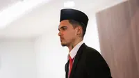Pemain Naturalisasi Timnas Indonesia, Shayne Pattynama saat Pemberian Kewarganegaraan Republik Indonesia saat Pengambilan Sumpah Janji Setia Pewarganegaraan Republik Indonesia yang berlangsung di Kantor Wilayah Kementetian Hukum dan HAM DKI Jakarta, Selasa (24/01/2023). (Bola.com/Bagaskara Lazuardi)