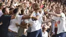 Penyerang Tottenham, Harry Kane (tengah) berselebrasi dengan rekan setimnya usai mencetak gol ke gawang Nottingham Forest pada pertandingan lanjutan Liga Inggris di di stadion City Ground di Nottingham, Inggris, Minggu (28/8/2022). Kane mencetak dua gol dan mengantar Tottenham menang atas Nottingham Forest 2-0. (AP Photo/Rui Vieira)