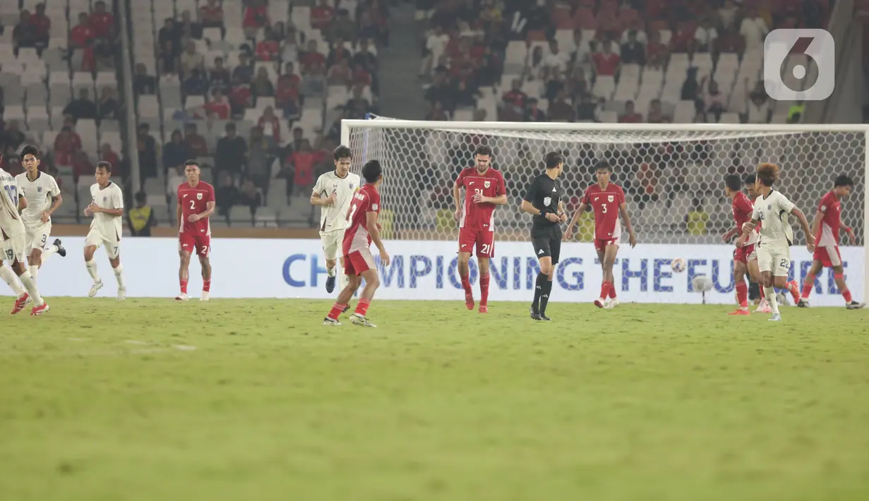 Skor imbang 1-1 bertahan hingga wasit meniup peluit panjang membuat laga berlanjut ke adu penalti. (Liputan6.com/Helmi Fithriansyah)