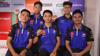 Para pembalap&nbsp;Yamaha Racing Indonesia melakukan kunjungan ke kantor Bola.com di Gedung KLY Jalan&nbsp;RP. Soeroso No.18, Gondangdia, Jakarta Pusat, Jumat (23/2/2024) siang WIB. Satu di antaranya adalah&nbsp;Arai Agaska Dibani Laksana (kiri atas) yang berlaga di kelas&nbsp;AP250 FIM Asia Road Racing Championship (ARRC). (Bola.com/Abdul Aziz)