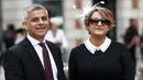 Wali Kota London Sadiq Khan dan istrinya Saadiya tampil serasi dengan busana hitam saat tiba menghadiri perayaan ulang tahun ke-90 Ratu Elizabeth di Katedral St Paul di London, Inggris, (10/6/2016). (REUTERS / Peter Nicholls)