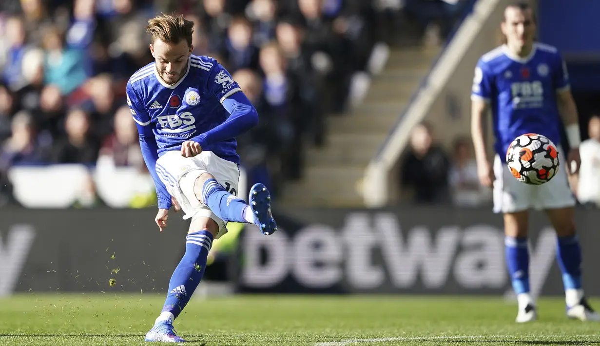 Pemain Leicester City James Maddison melakukan tendangan bebas yang berhasil diselamatkan saat melawan Arsenal pada pertandingan Liga Inggris di Stadion King Power, Leicester, Inggris, 30 Oktober 2021. Arsenal menang 2-0. (Zac Goodwin/PA via AP)