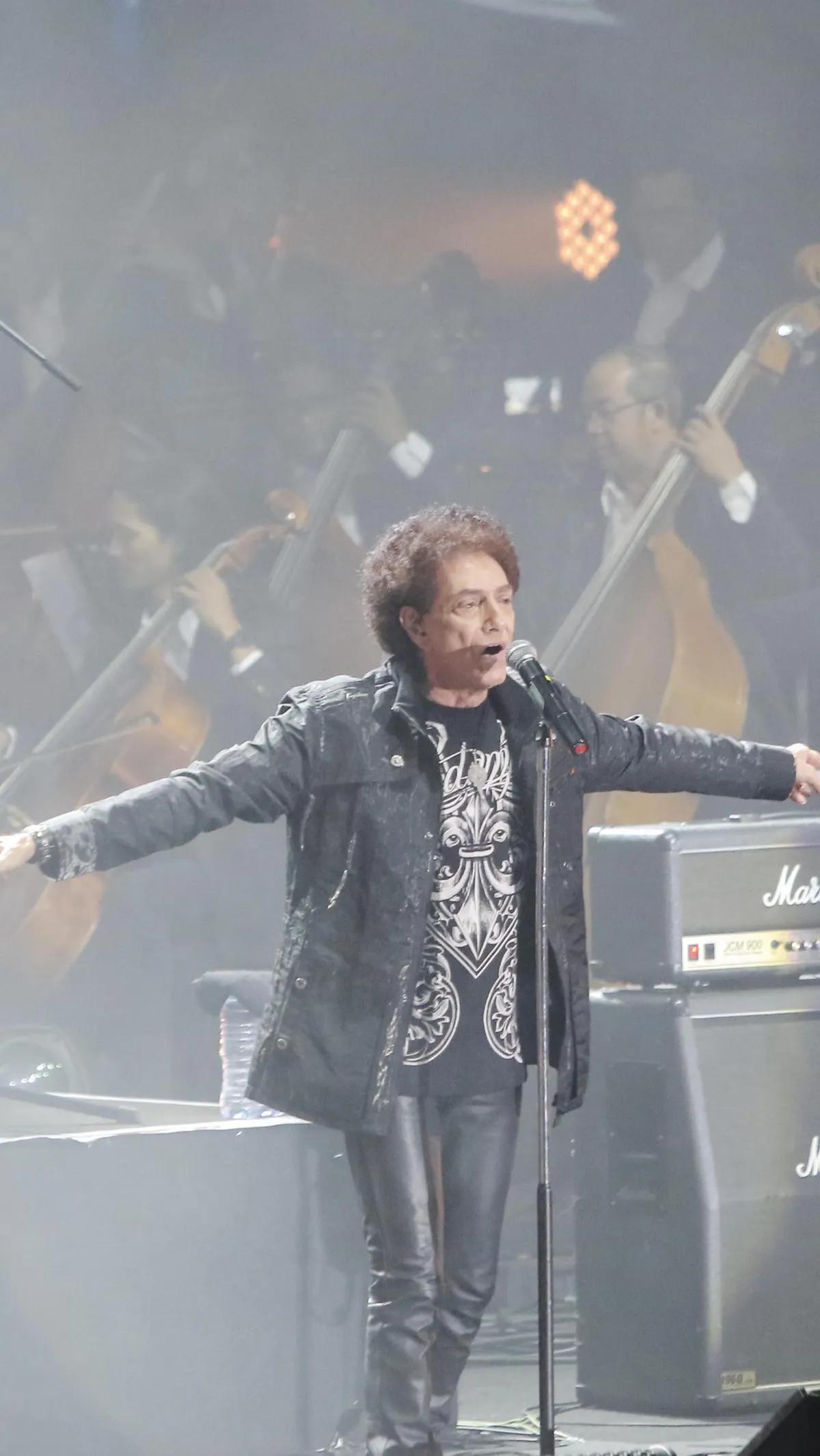 Pada momen spesial ini God Bless memberikan penampilan memukau, indah dan mewah dengan sentuhan orkestra yang dimainkan Tohpati Orchestra.
