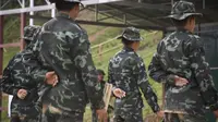 Aktivitas pelatihan militer yang dilakukan oleh kelompok pemberontak KNPP di Negara Bagian Kayah, Myanmar.Serangan yang dilancarkan junta militer di desa-desa membuat para warga berlindung di hutan dan menguatkan tekad mereka untuk berjuang melawan kudeta.  (Handout/Kantarawaddy Times/AFP)