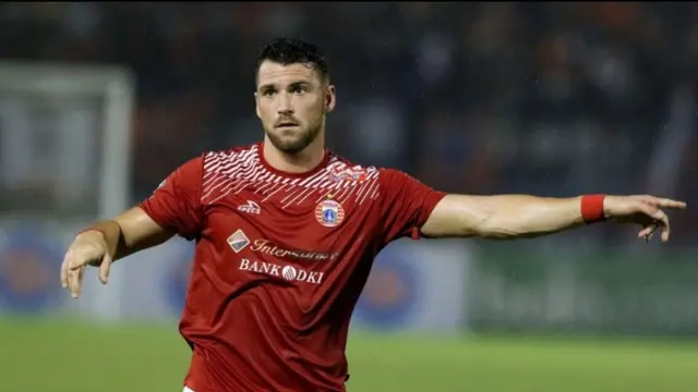 Pemain depan Persija, Marko Simic melakukan selebrasi usai mencetak gol ke gawang PSMS pada laga pertama semifinal Piala Presiden 2018 di Stadion Manahan, Solo, Jawa Tengah, Sabtu (10/2). Marko Simic mencetak tiga gol. (Liputan6.com/Helmi Fithriansyah)