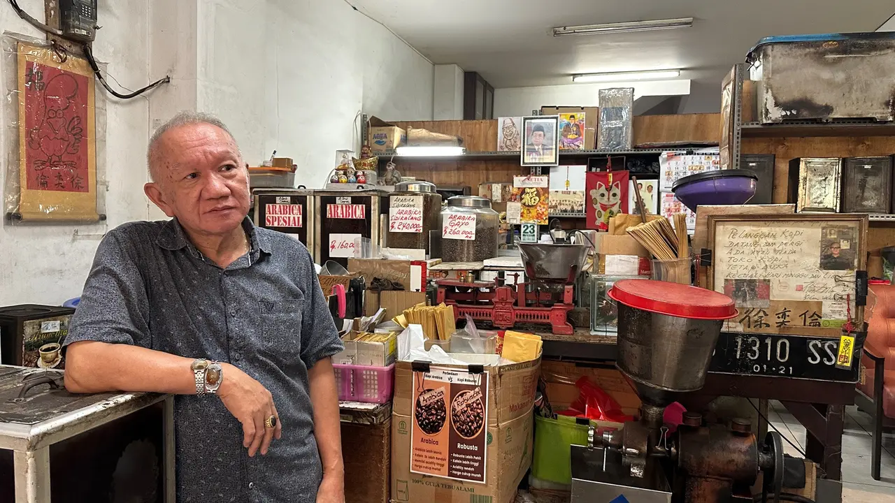 Lunardi Valanchie alias Li Xi Lun, pemilik Toko Kopi Luwak Gondangdia yang menjadi saksi bagaimana mencekamnya peristiwa kerusuhan Mei 1998. (Liputan6.com/Nanda Perdana Putra)