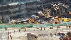 Pekerja tengah menyelesaikan pembangunan proyek gedung bertingkat di Jakarta, Senin (27/2). Pertumbuhan ekonomi DKI Jakarta pada tahun 2016 mencapai 5,85 persen secara tahunan. (Liputan6.com/Angga Yuniar)