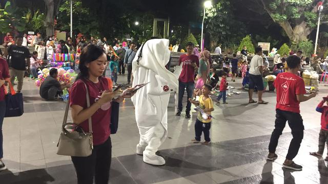 Foto: Dua Hari Terakhir di Surabaya, La'eeb Maskot Piala Dunia 2022 Qatar Mampir ke Royal Plaza, Taman Bungkul dan CFD Darmo Surabaya