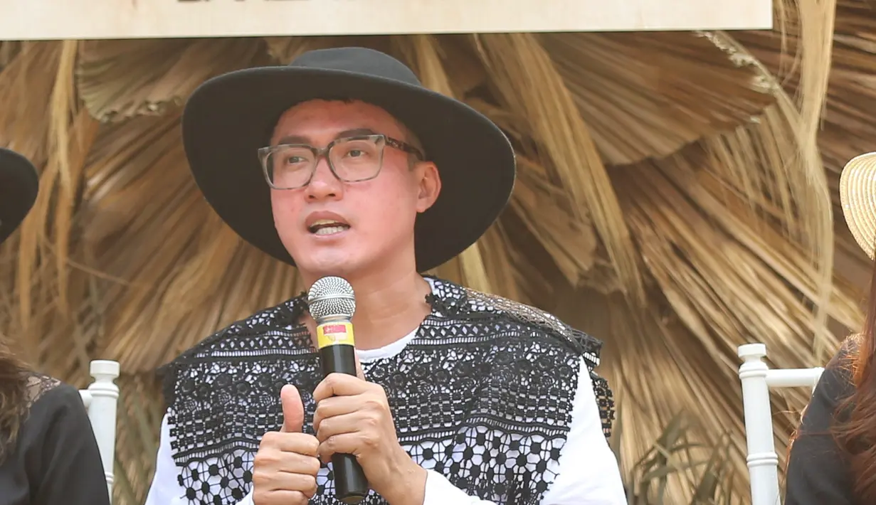 Barli Asmara Rilis Koleksi Monokrom (Adrian Putra/Fimela.com)