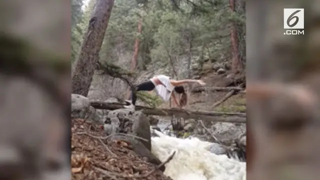 Seorang wanita melakukan yoga di atas sungai. Kehilangan keseimbangan, ia malah terjatuh dan terseret arus sungai.