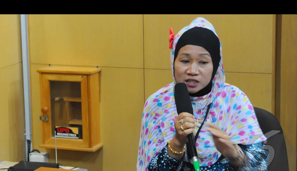 Esin Kuraesin yang berprofesi sebagai TKW ini menceritakan kepada KPK tentang perlakuan yang dialaminya saat dimintai uang oleh oknum di Bandara Soekarno-Hatta, Jakarta, Rabu (6/8/2014) (Liputan6.com/Andrian M Tunay)