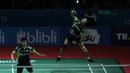 Aksi Tontowi Ahmad melakukan smash saat melawan pasangan Malaysia, Tan Kian/Lai Peng pada babak pertama Indonesia Open 2018 di Istora Senayan, Jakarta, (3/6/2018). Tontowi/Liliyana menang 21-11 21-14.  (Bola.com/Nick Hanoatubun)