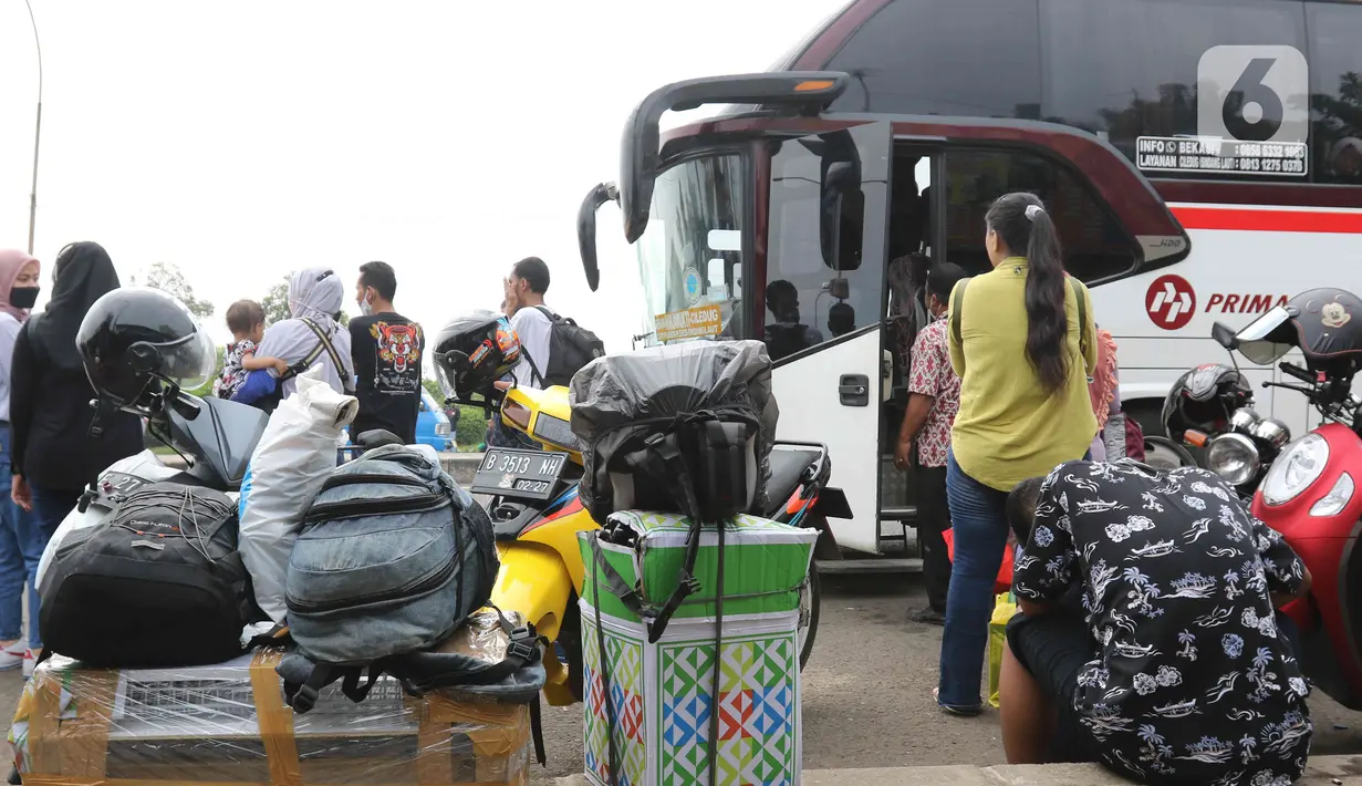 <p>Sejumlah pemudik menunggu kedatangan bus di Simpang Cikopo, Jawa Barat, Sabtu (30/4/2022). Memasuki H-2 Hari Raya idul Fitri 1443 Hijriah terpantau masih ramai para pemudik jurusan Jawa Tegah dan Jawa Barat yang naik melalui simpang Cikopo tersebut. (Liputan6.com/Herman Zakharia</p>