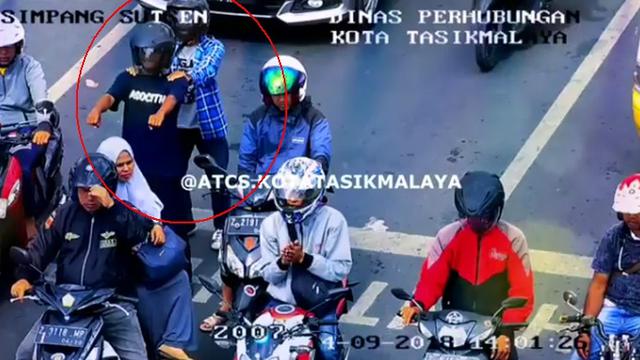Konyol pemuda dipersimpangan jalan.