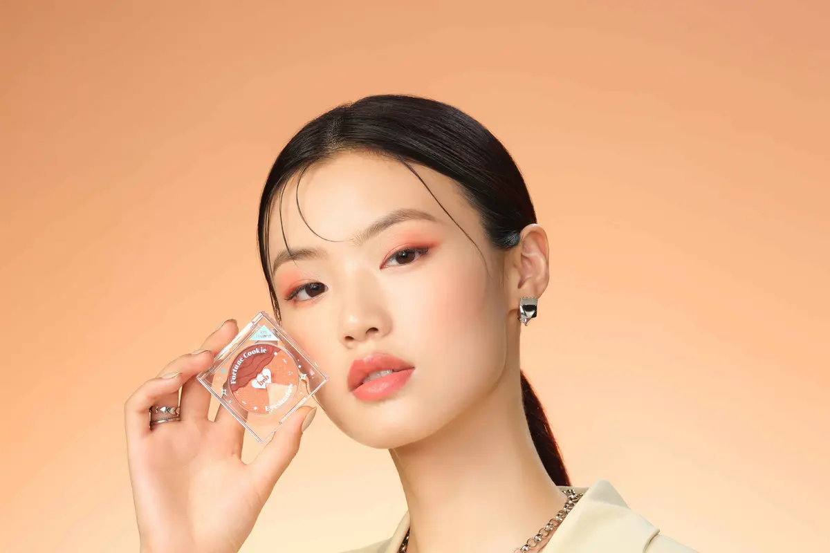 7 Cara yang Bikin Makeup Glowing dan Tahan Lama Sepanjang Hari