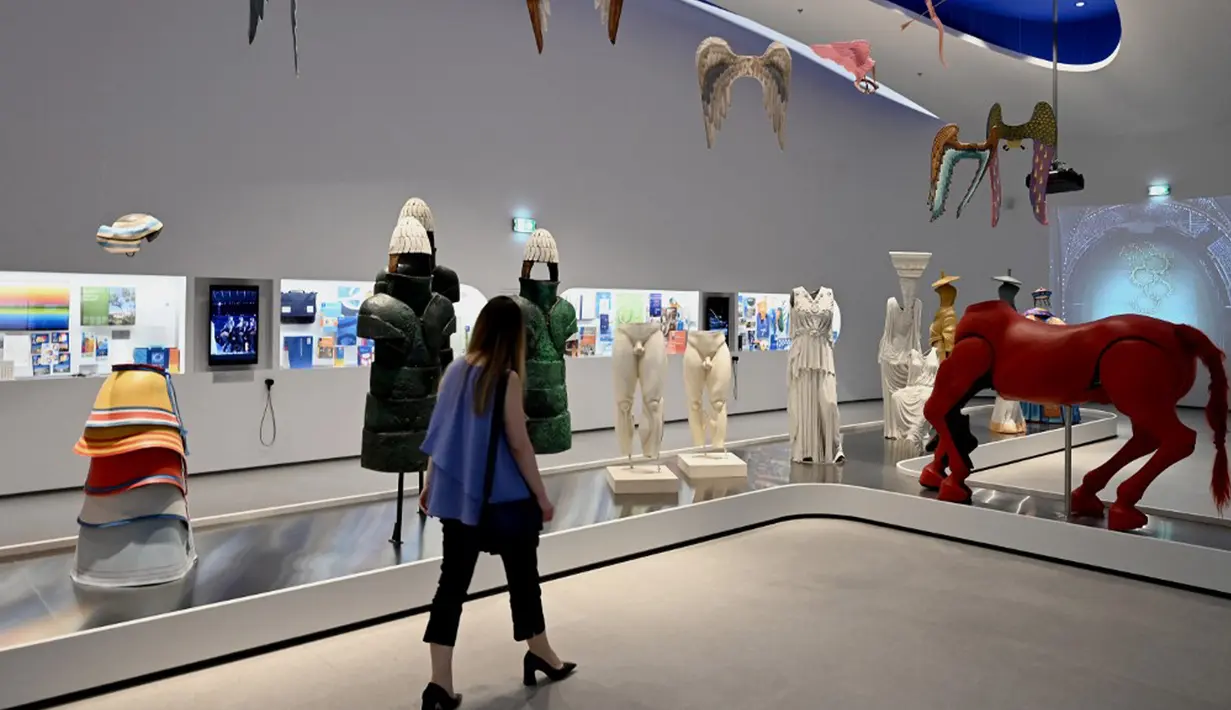 Seorang wanita melihat pameran Museum Olimpiade Athena yang baru pada 25 Mei 2021. Tempat lahirnya Olimpiade modern, Athena, akhirnya memiliki museum Olimpiadenya. (Aris MESSINIS/AFP)