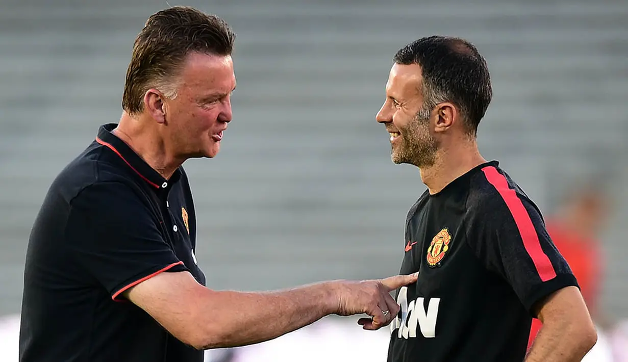 Ryan Giggs kini berstatus sebagai asisten manajer MU mendampingi Louis van Gaal sejak 19 Mei 2014. Bukan tidak mungkin dirinya akan menjadi suksesor dari Van Gaal. (AFP/Frederic J Brown)