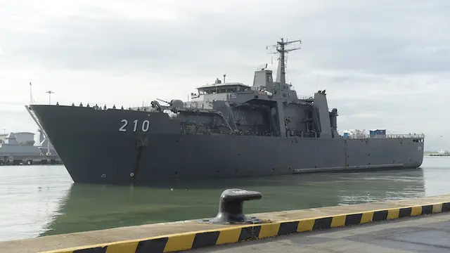 RSS Endeavour dalam perjalanan dari Changi Naval Base ke Pelabuhan Tanjung Priok, Indonesia. (Photo credit: Ministry of Defence, Singapore)