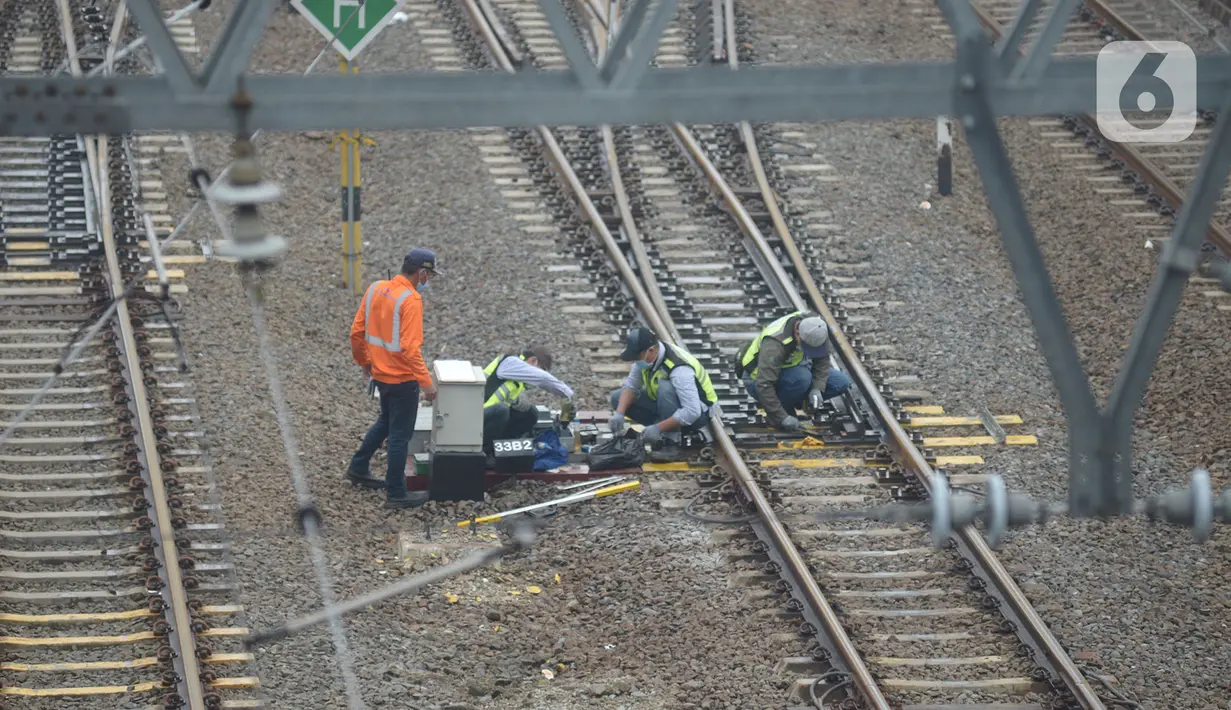 Petugas melakukan pengecekan wesel di perlintasan kereta api Cipinang-Jatinegara, Jakarta, Kamis (5/11/2020). Pengecekan perlintasan secara berkala di lakukan KAI untuk mengurangi potensi kecelakaan kereta api. (merdeka.com/Imam Buhori)