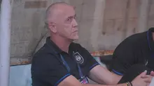 Pelatih PSIS Semarang, Dragan Djukanovic, duduk di bench menjelang pertandingan melawan Arema FC di Stadion Moch Soebroto, Magelang, Sabtu (14/3/2020). (Bola.com/Vincentius Atmaja)