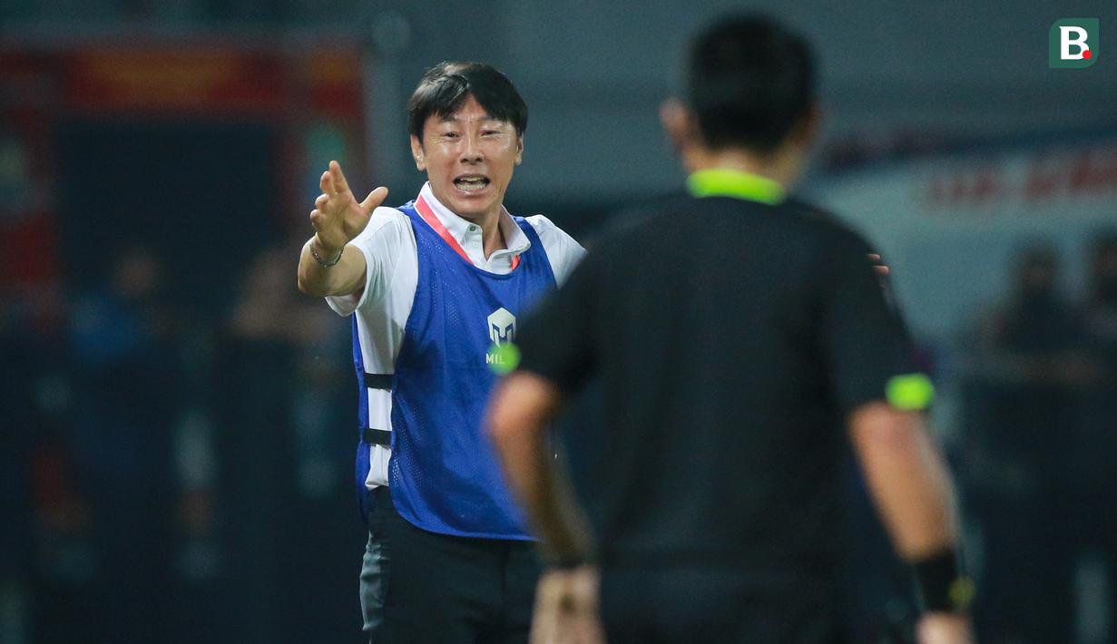 <p>Pelatih&nbsp;Timnas Indonesia U-19,&nbsp;Shin Tae-yong&nbsp;Melakukan protes terhadap hakim garis dalam pertandingan babak penyisihan Grup A&nbsp;Piala AFF U-19 antara Timnas Indonesia U-19 melawan Timnas Thailand U-19 yang berlangsung di Stadion Patriot Candrabhaga, Bekasi, Rabu (6/7/2022). (Bola.com/Bagaskara Lazuardi)</p>