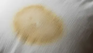 7 Cara Membersihkan Noda Bekas Keringat di Bantal, Jangan Langsung Dibuang
