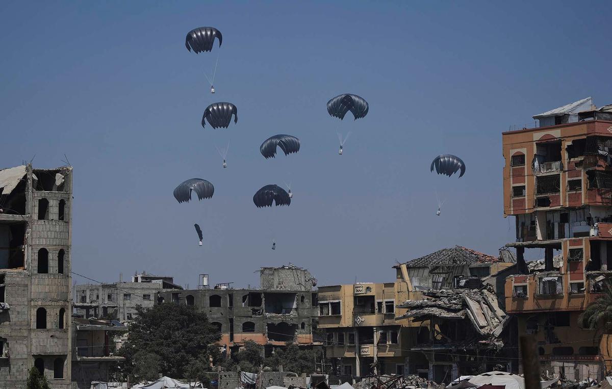 FOTO:  Momen Bantuan Kemanusiaan Dijatuhkan dari Udara di Langit Gaza