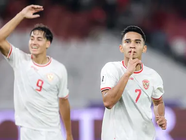 Gelandang Timnas Indonesia, Marselino Ferdinan (kanan) melakukan selebrasi setelah mencetak gol kedua ke Gawang Arab Saudi pada pada laga lanjutan putaran ketiga Grup C Kualifikasi Piala Dunia 2026 di Stadion Utama Gelora Bung Karno (SUGBK), Senayan, Jakarta, Selasa (19/11/2024). (Bola.com/M Iqbal Ichsan)