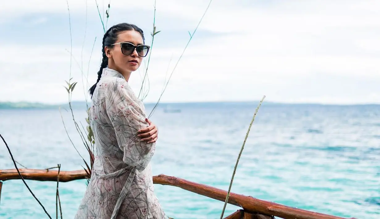 Penampilan Ayushita saat liburan di Pantai Ora, Pulau Seram, Maluku tampak sangat santai. Menggunakan aksesori kacamata hitam dan dengan rambut di kepang, dia tampak percaya diri. (Liputan6.com/IG/@ayushita)