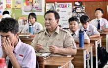 Ketika Prabowo Siang Makan MBG Bareng Siswa, Malamnya Copot Kepala BGN