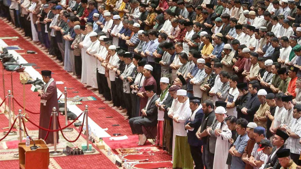 FOTO: Tarawih Pertama  di Bulan Ramadan , Ribuan Umat Islam Padati Mesjid Istiqlal