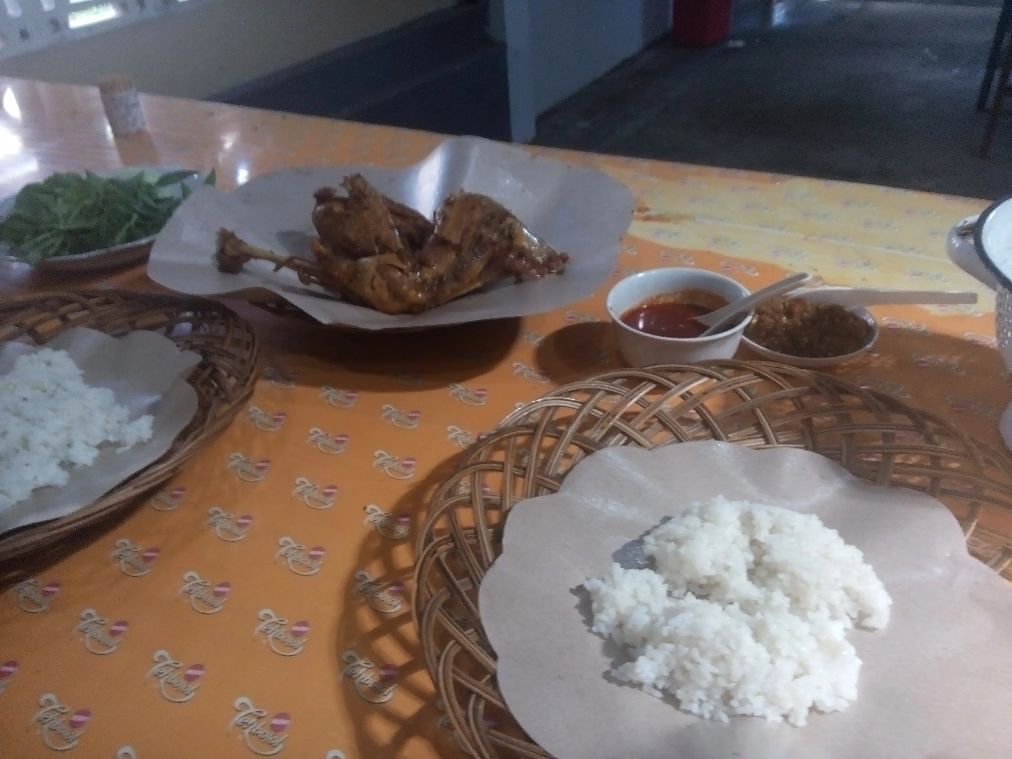 Ayam goreng ala Mbah Cemplung ini menginspirasi warung makan ayam goreng lainnya di Yogyakarta. (Liputan6.com/Yanuar H)