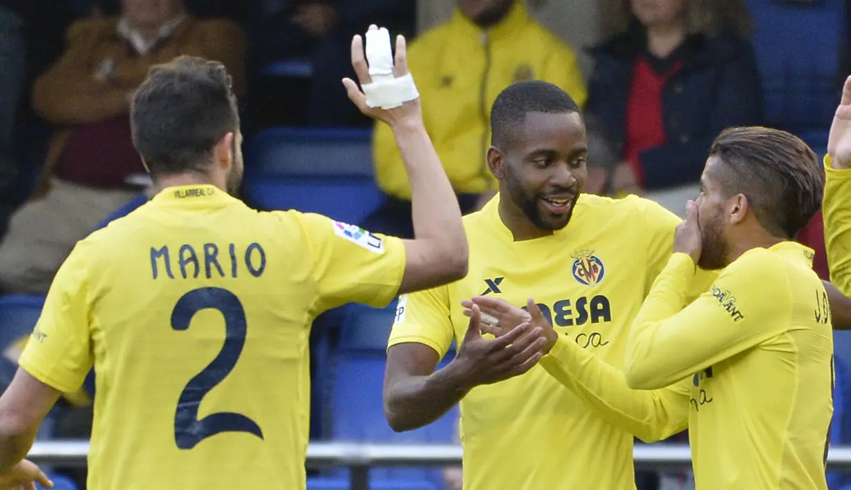 Pemain Villarreal, Cedric Bakambu (tengah), mencetak satu gol untuk kemenangan timnya saat melawan Sparta Praha pada perempat final Liga Europa. (AFP/Jose Jordan)